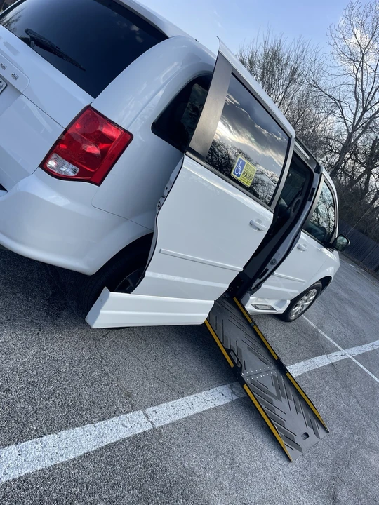 2017 Dodge Caravan - Image 2 of 21