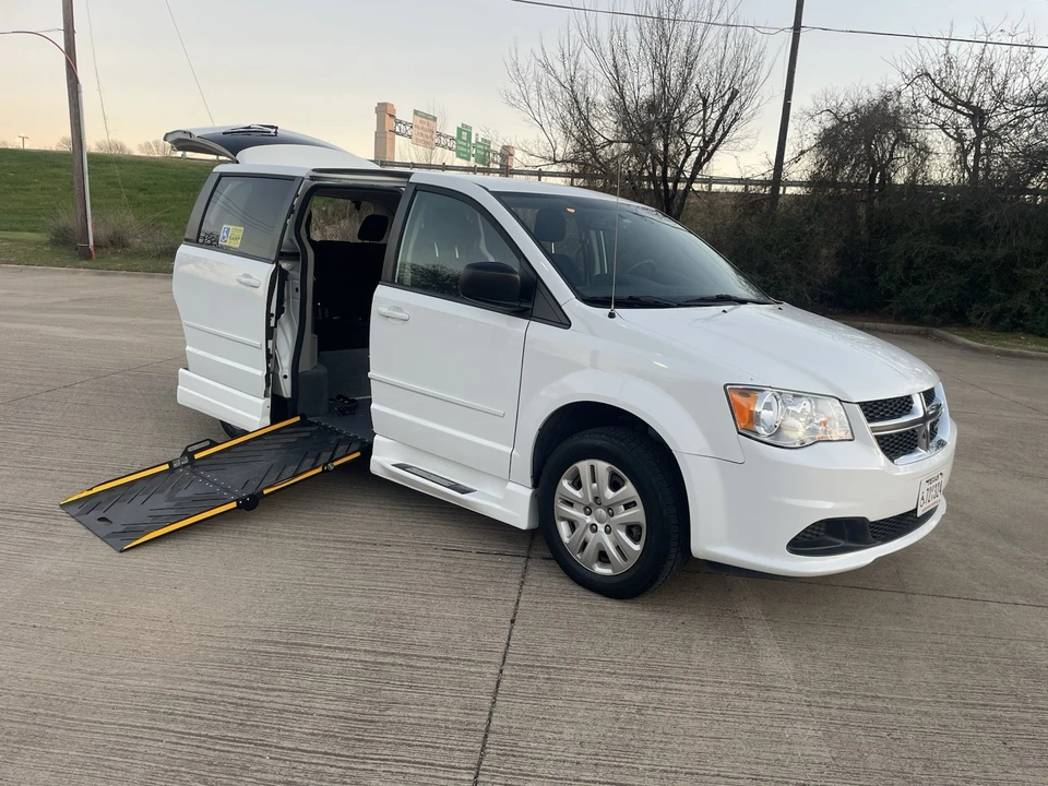 2017 Dodge Caravan - Image 10 of 21