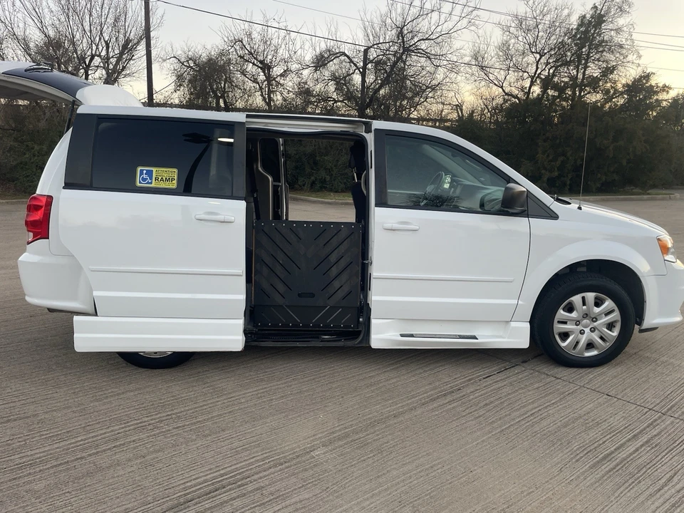 2017 Dodge Caravan - Image 12 of 21