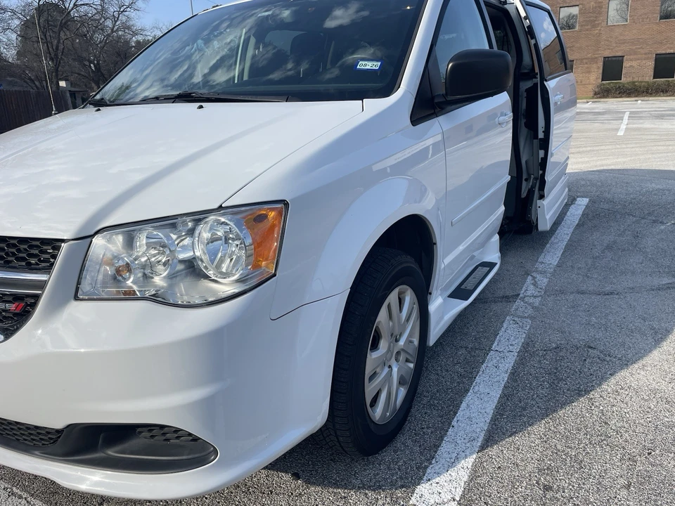 2017 Dodge Caravan - Image 4 of 21