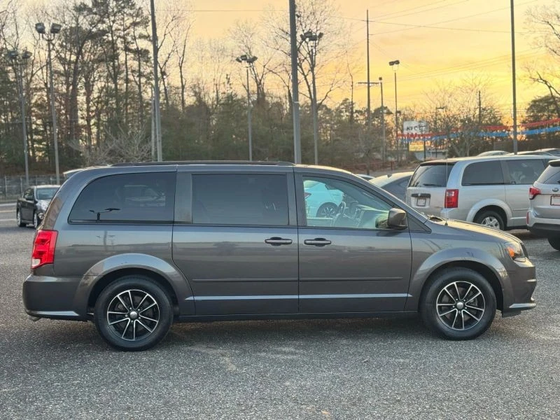 2017 Dodge Caravan - Image 5 of 12