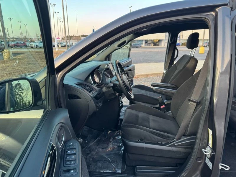 2017 Dodge Caravan - Image 8 of 12