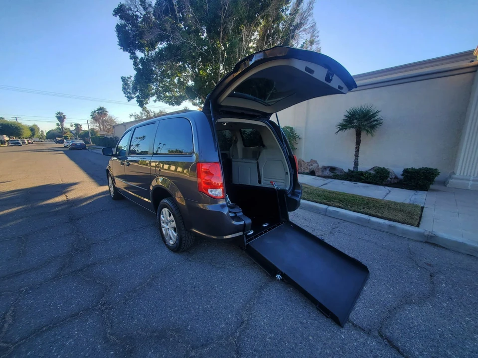 2017 Dodge Caravan - Image 17 of 21