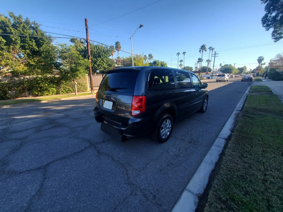 2017 Dodge Caravan - Image 9 of 21