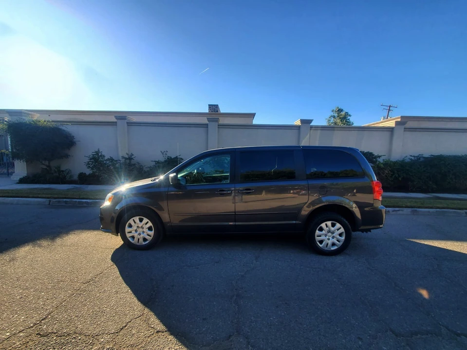 2017 Dodge Caravan - Image 10 of 21
