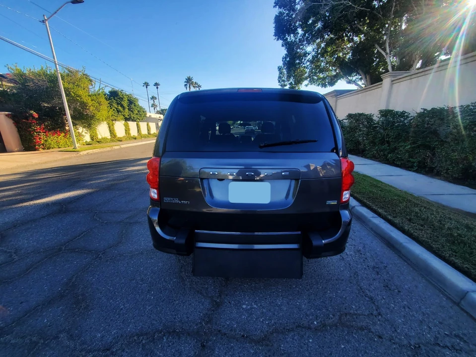 2017 Dodge Caravan - Image 8 of 21