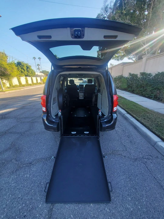 2017 Dodge Caravan - Image 11 of 21