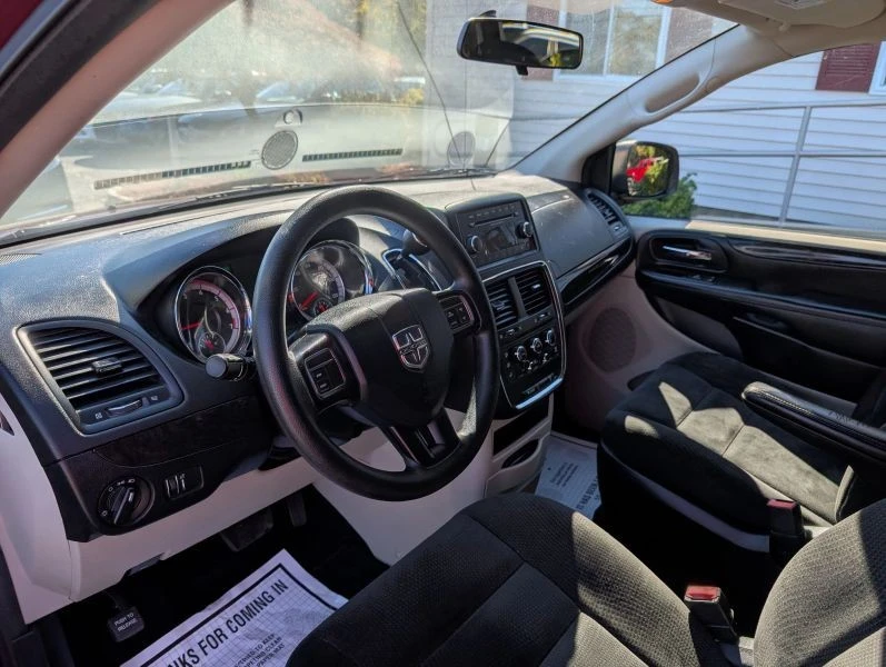 2017 Dodge Caravan - Image 8 of 12