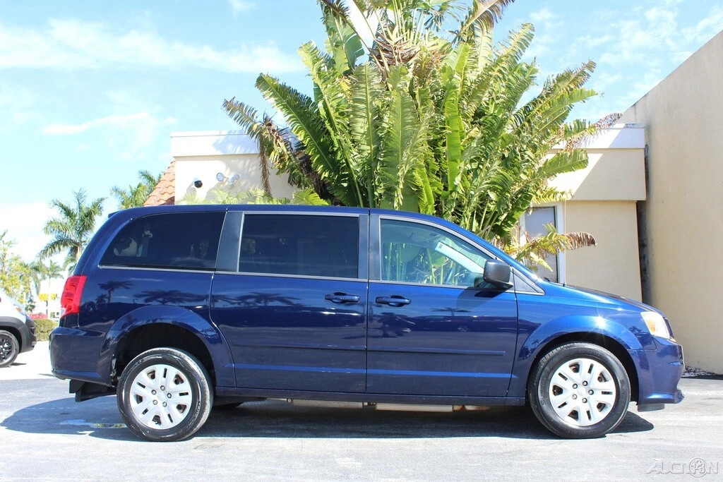 2017 Dodge Caravan - Image 4 of 12