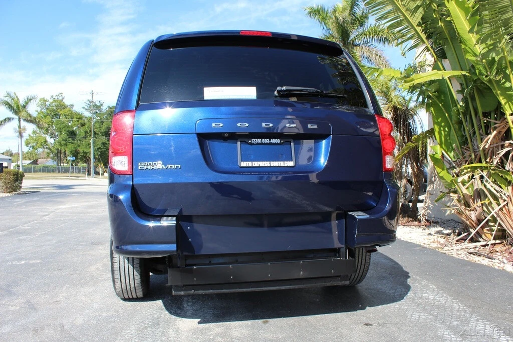 2017 Dodge Caravan - Image 10 of 12