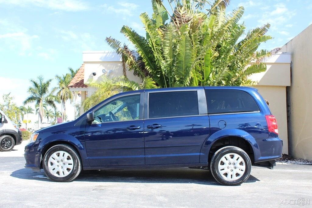 2017 Dodge Caravan - Image 7 of 12