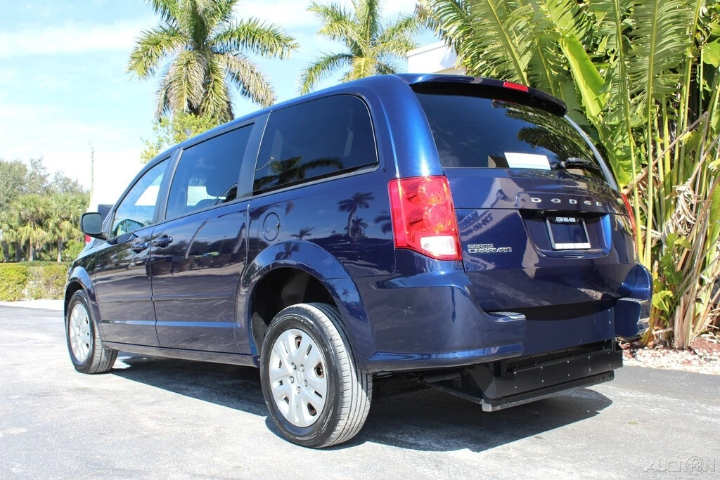 2017 Dodge Caravan - Image 8 of 12