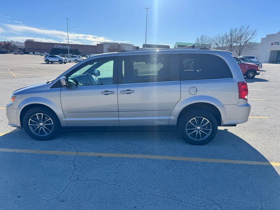 2017 Dodge Caravan - Image 2 of 15