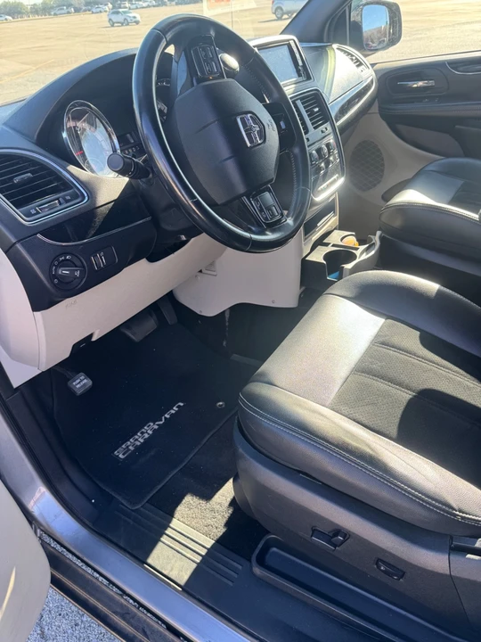 2017 Dodge Caravan - Image 5 of 15