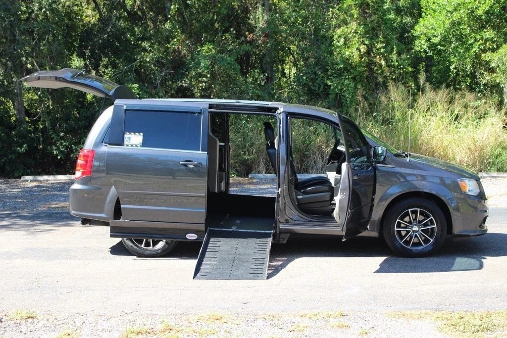 2017 Dodge Caravan - Image 5 of 21