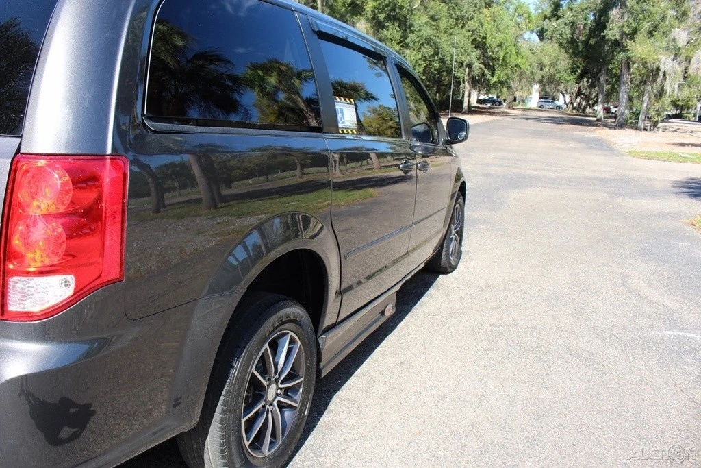 2017 Dodge Caravan - Image 17 of 21