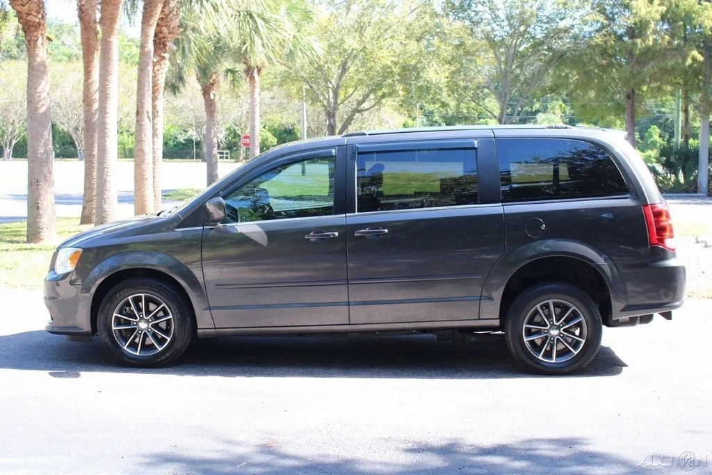 2017 Dodge Caravan - Image 11 of 21