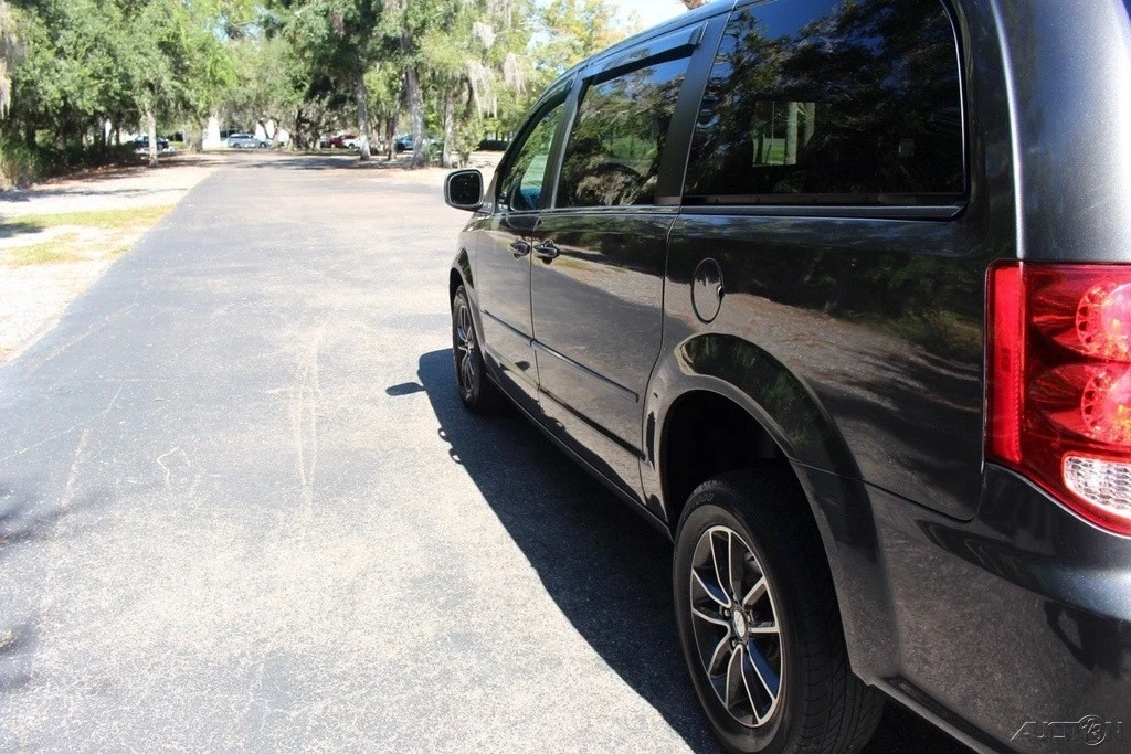 2017 Dodge Caravan - Image 19 of 21