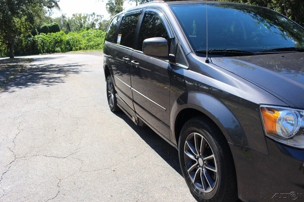 2017 Dodge Caravan - Image 16 of 21