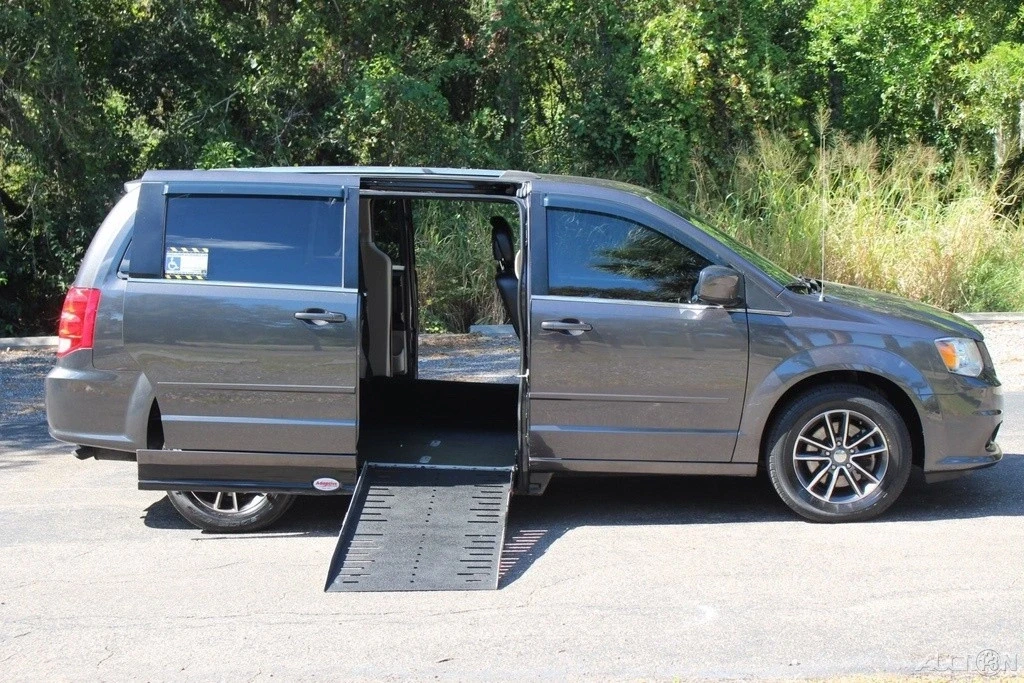 2017 Dodge Caravan - Image 2 of 21