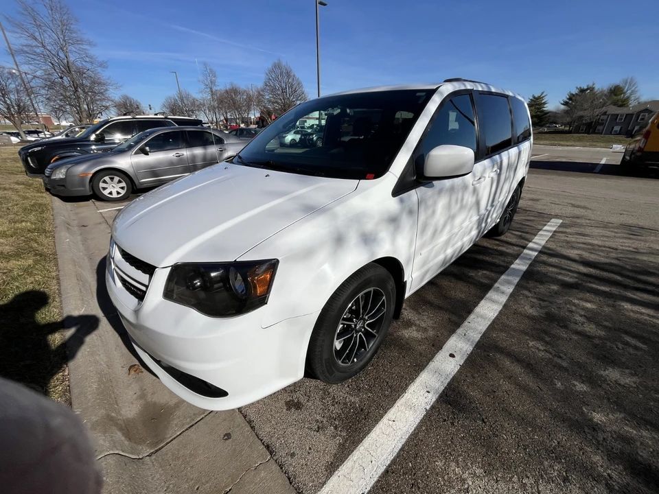 2017 Dodge Caravan - Image 4 of 10