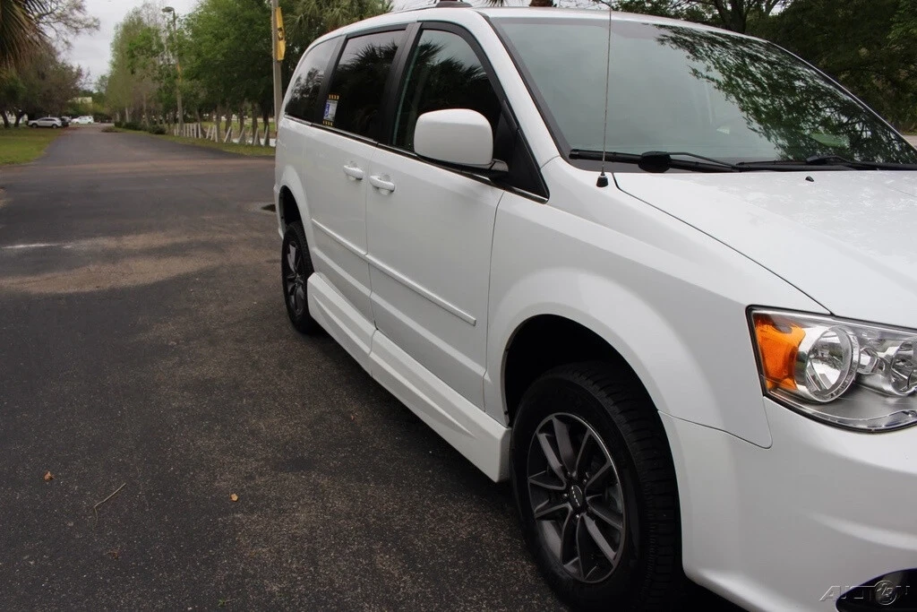 2017 Dodge Caravan - Image 14 of 21