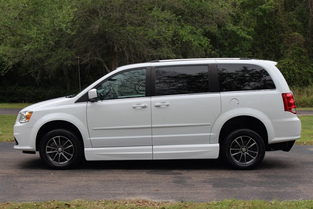 2017 Dodge Caravan - Image 8 of 21