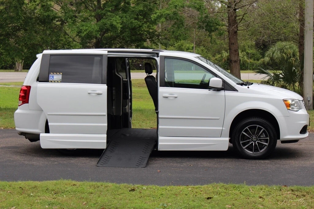 2017 Dodge Caravan - Image 3 of 21