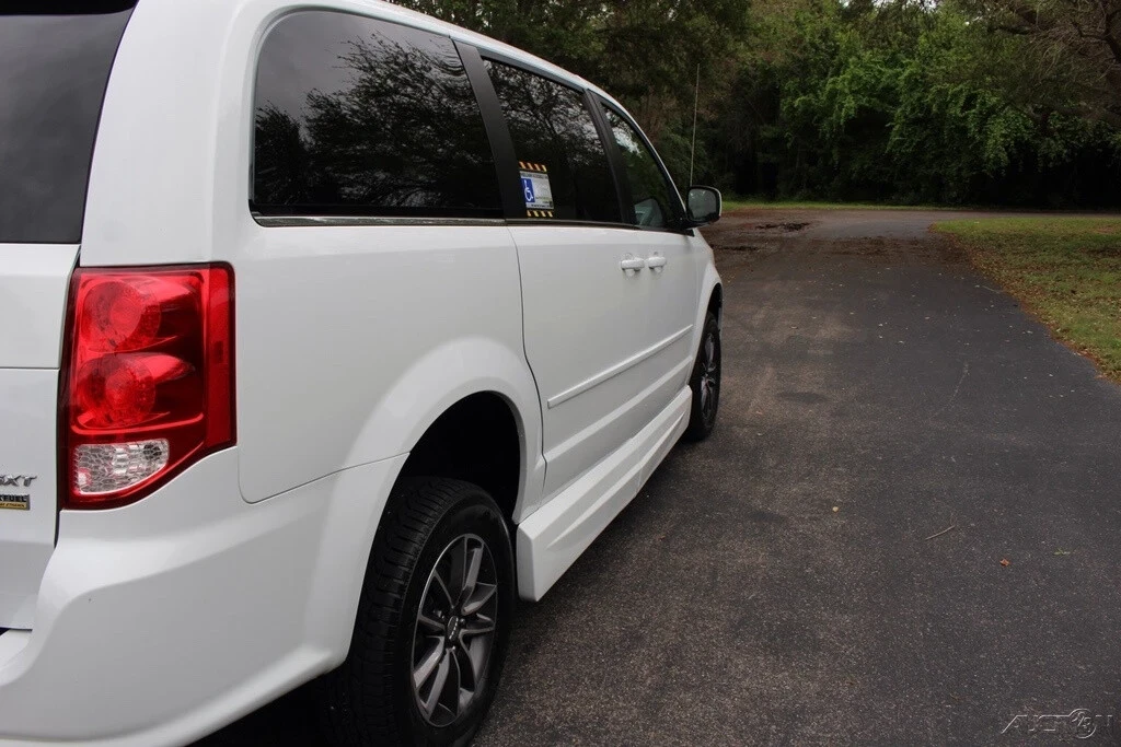 2017 Dodge Caravan - Image 15 of 21