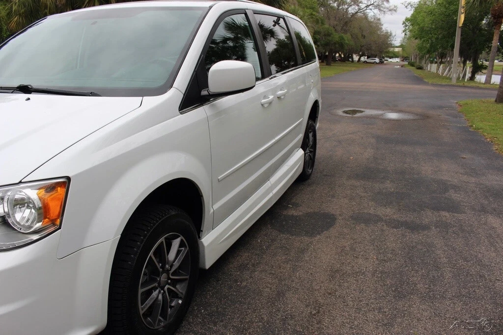 2017 Dodge Caravan - Image 16 of 21