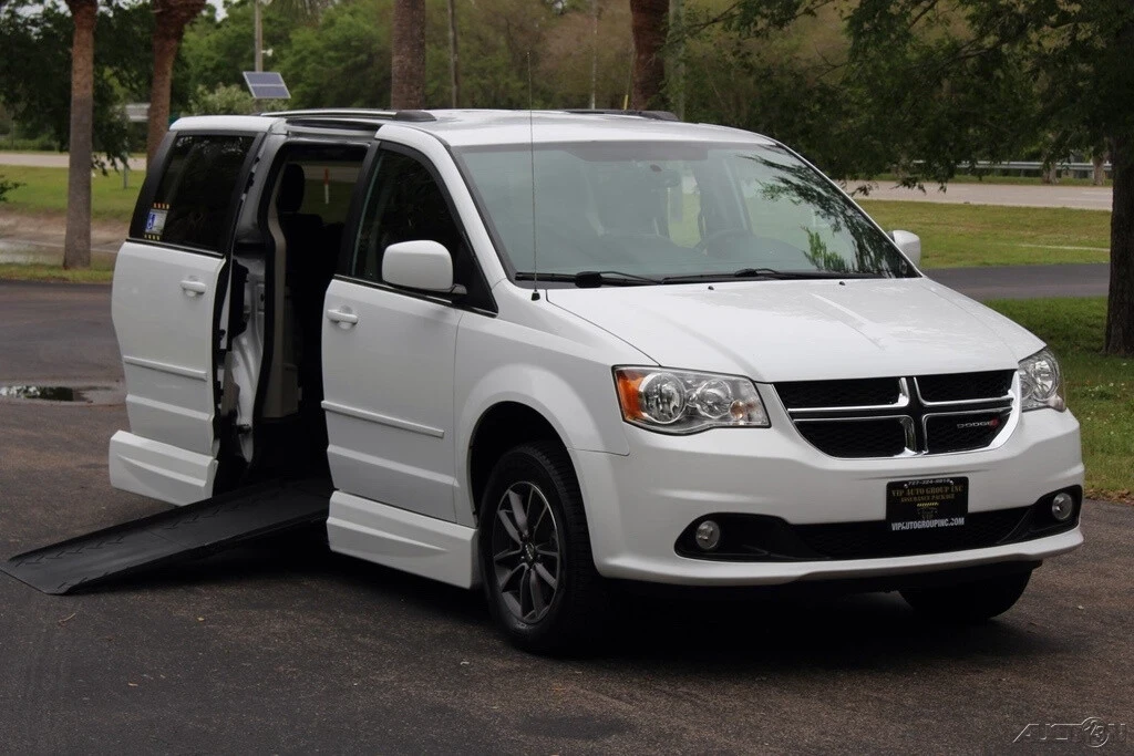 2017 Dodge Caravan - Image 2 of 21