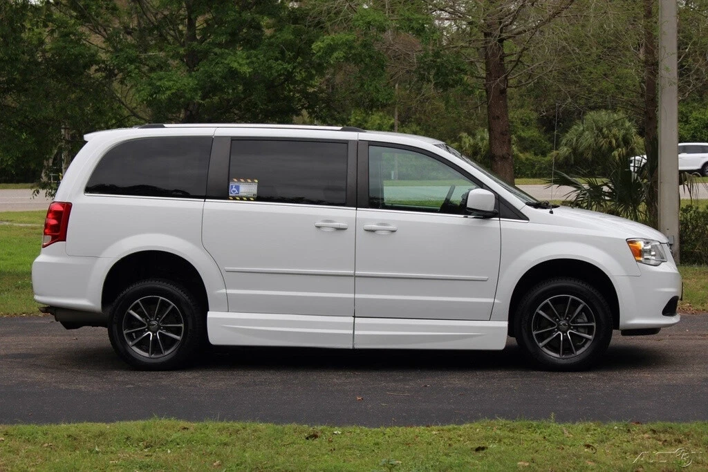 2017 Dodge Caravan - Image 13 of 21