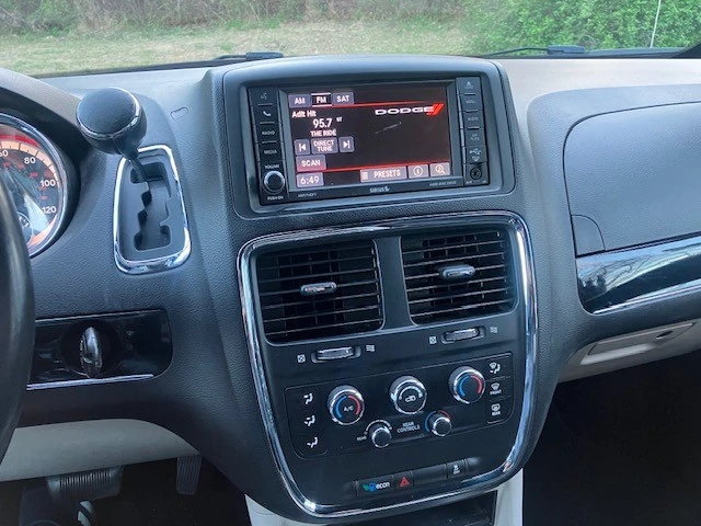 2017 Dodge Caravan - Image 11 of 20
