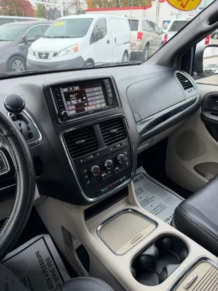 2017 Dodge Caravan - Image 7 of 9