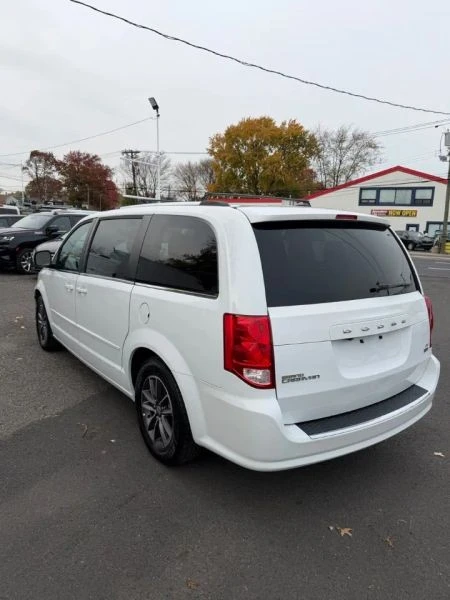 2017 Dodge Caravan - Image 4 of 9
