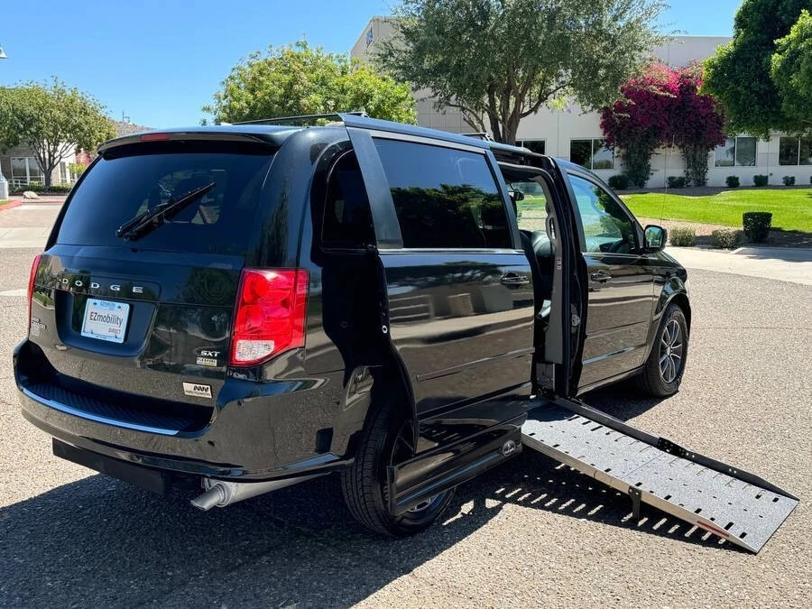 2017 Dodge Caravan - Image 2 of 15