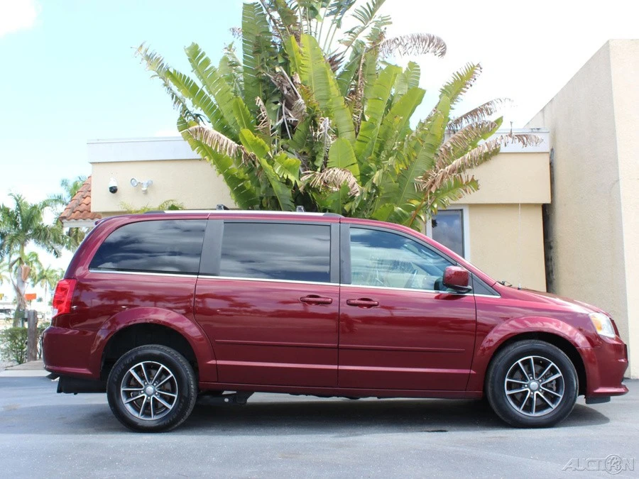 2017 Dodge Caravan - Image 4 of 12