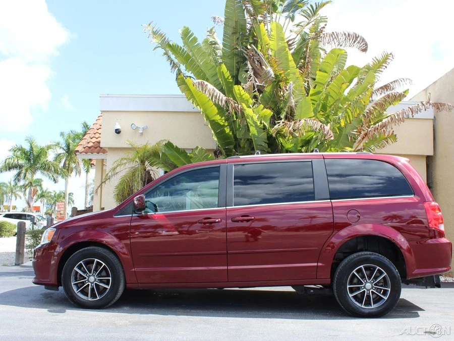 2017 Dodge Caravan - Image 7 of 12