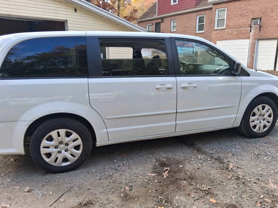 2017 Dodge Caravan - Image 2 of 7