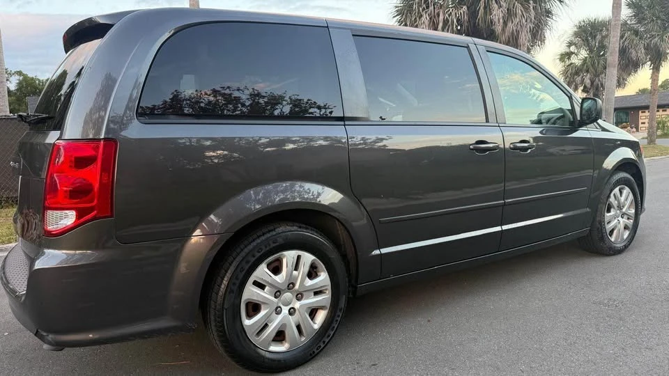 2017 Dodge Caravan - Image 2 of 15