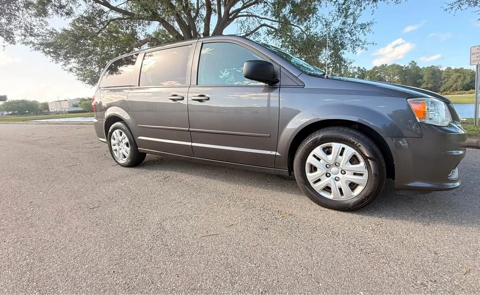 2017 Dodge Caravan - Image 9 of 15