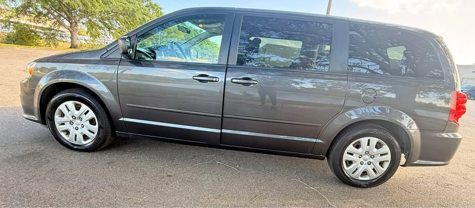 2017 Dodge Caravan - Image 10 of 15