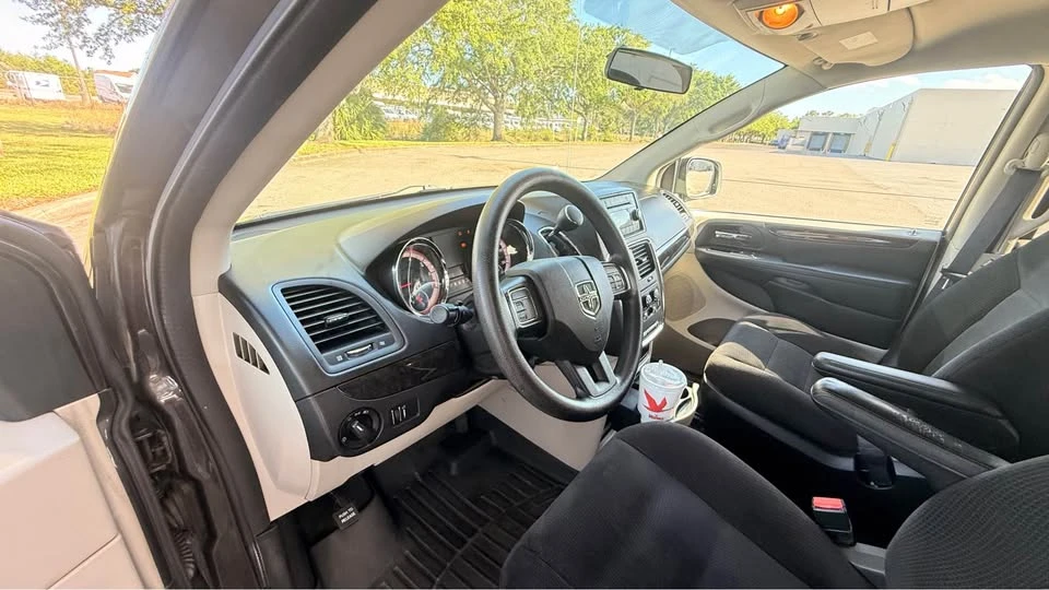 2017 Dodge Caravan - Image 14 of 15