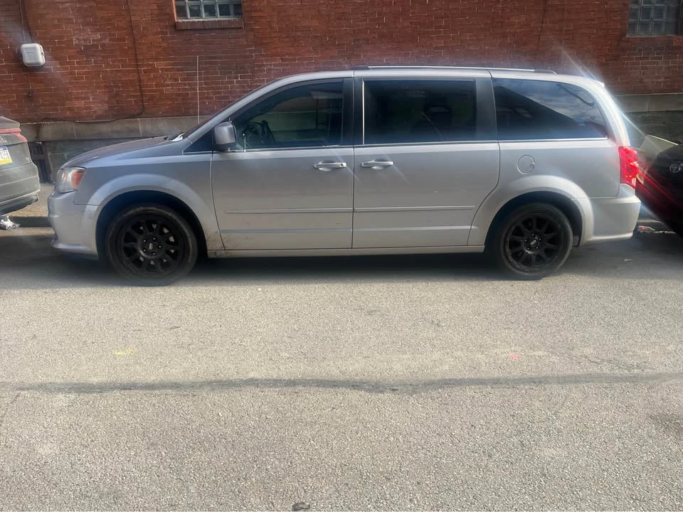 2017 Dodge Caravan - Image 2 of 3