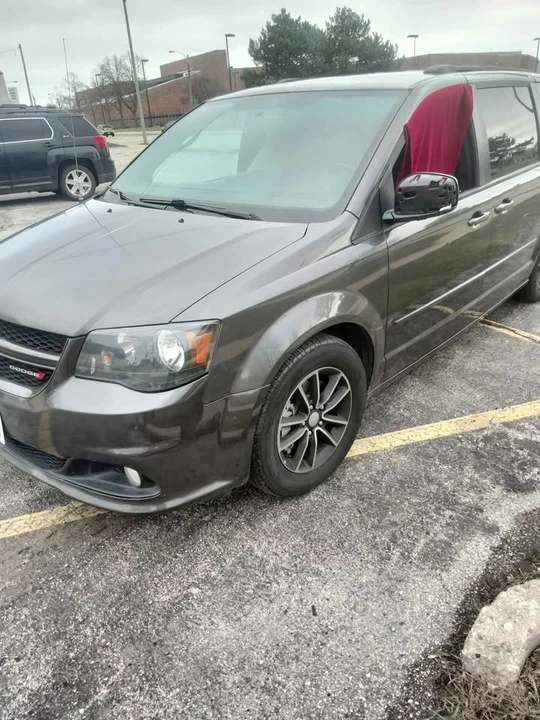 2017 Dodge Caravan - Image 2 of 5