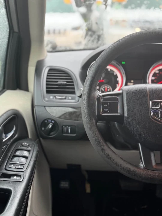 2017 Dodge Caravan - Image 9 of 18