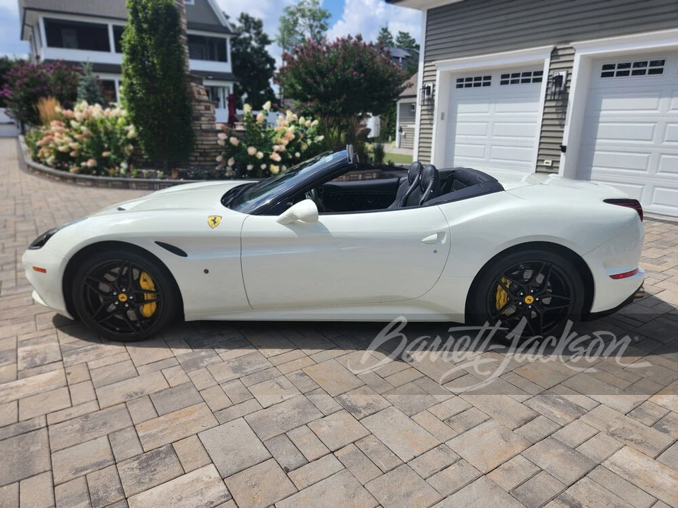 2017 Ferrari California T - Image 2 of 31