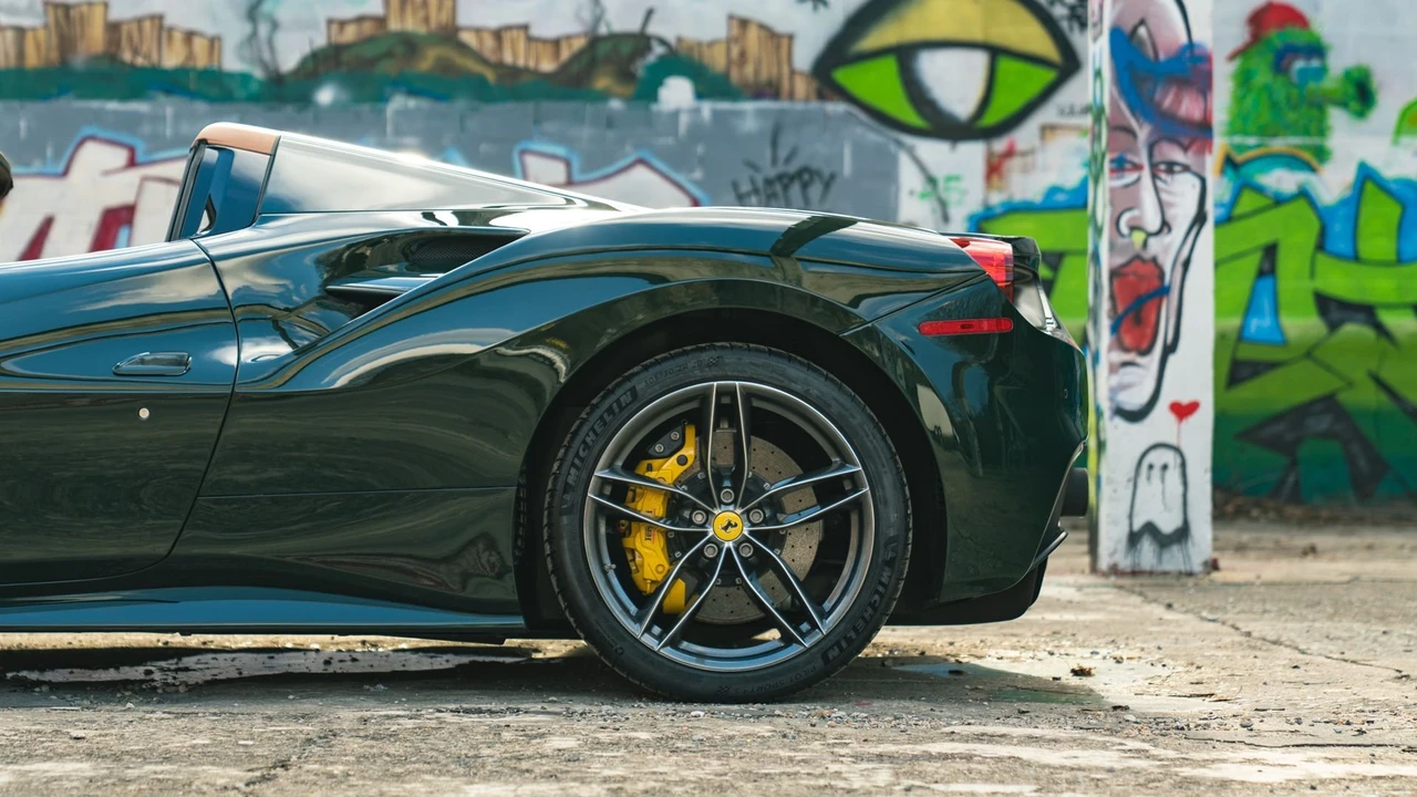 2017 Ferrari 488 Spider - Image 27 of 31