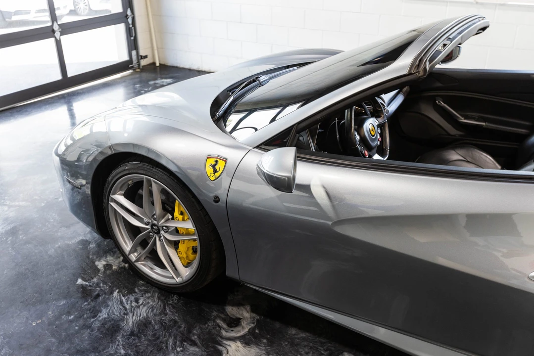 2017 Ferrari - Image 28 of 31