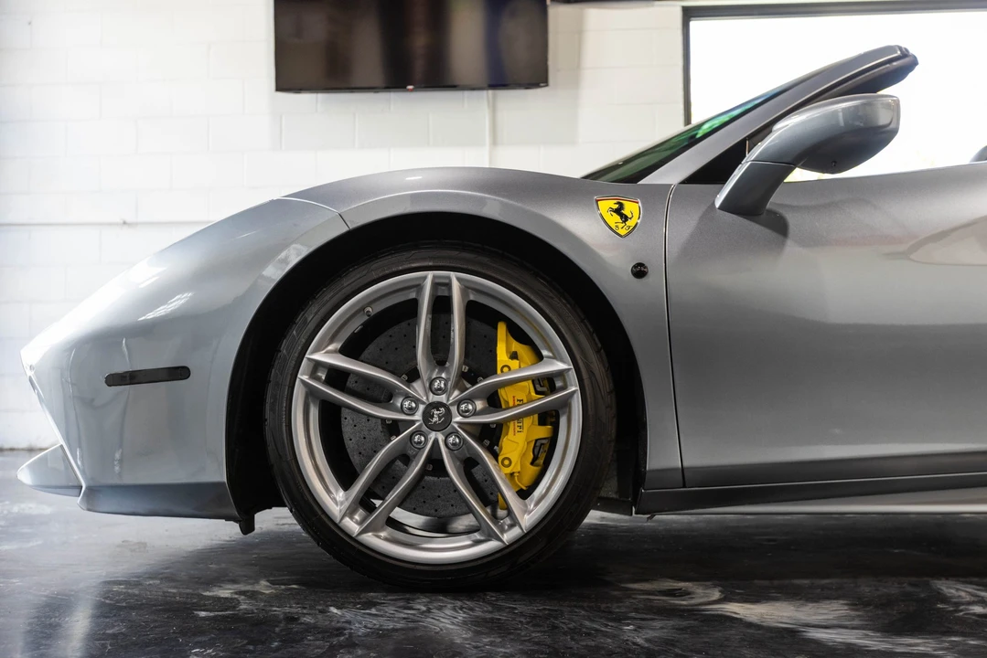 2017 Ferrari - Image 24 of 31